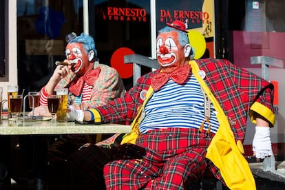 Dos hombres disfrazados de payasos durante el desfile del carnaval suizo llamado 'Fritschi Umzug', el 20 de febrero en Lucerna (Suiza).