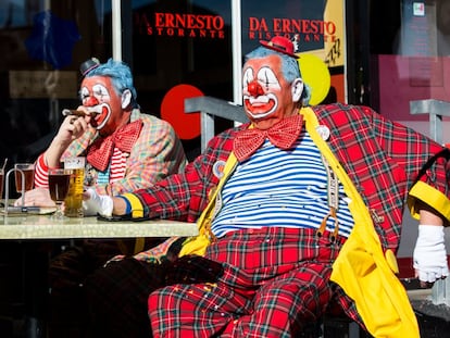 Dos hombres disfrazados de payasos durante el desfile del carnaval suizo llamado 'Fritschi Umzug', el 20 de febrero en Lucerna (Suiza).