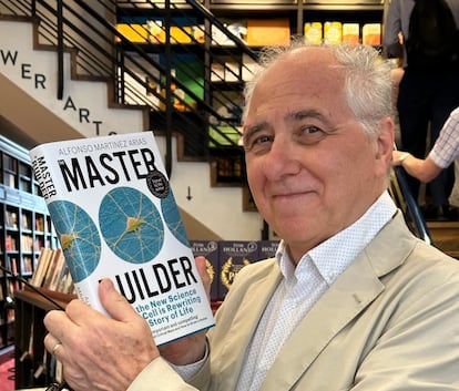 El biólogo Alfonso Martínez Arias, en una librería de Londres.