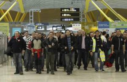 Centenares de trabajadores de Iberia se han vuelto a concentrar en la terminal 4 del aeropuerto de Barajas para expresar su rechazo al Plan de Reestructuración de Iberia, que prevé más de 3.800 despidos.