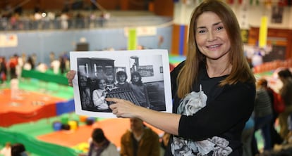 Carolina Pellicó, la primera niña que cantó el 'Gordo', enseña una foto en la que aparece junto a otras chicas del colegio San Ildefonso. / A. RUESGA