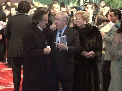 31 de enero de 2004.<br> El cantante Manolo Escobar conversa con el actor Alfredo Landa en la entrada del Palacio Municipal de Congresos del Ayuntamiento de Madrid, donde se celebró la XVIII Gala de entrega de los Premios Anuales de la Academia.