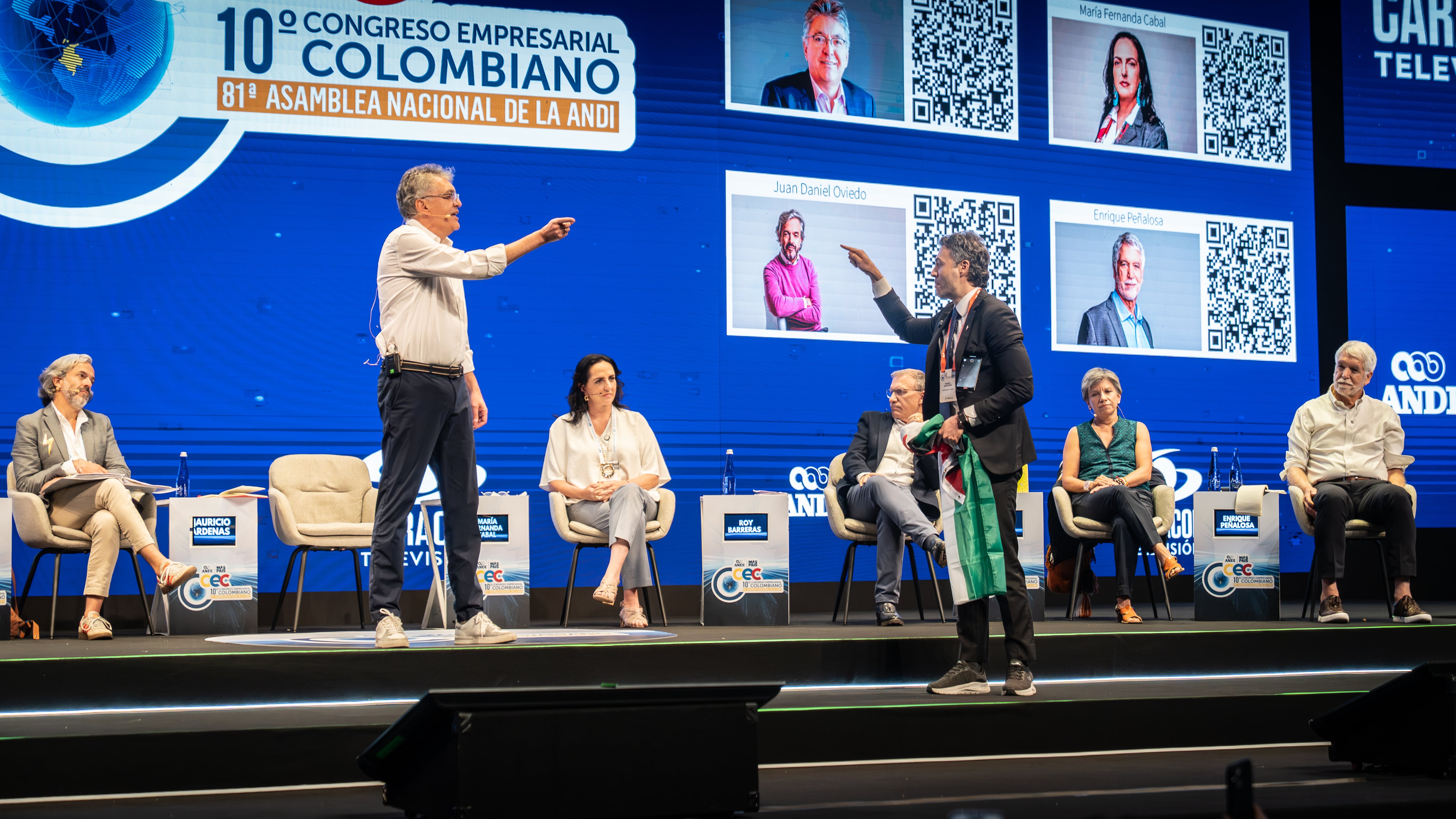El precandidato presidencial Daniel Quintero discute con Mauricio Cárdenas luego de que Quintero interrumpiera su intervención durante el panel de los precandidatos a la presidencia, en el décimo Congreso de la ANDI, en Cartagena (Colombia), el 14 de agosto de 2025.