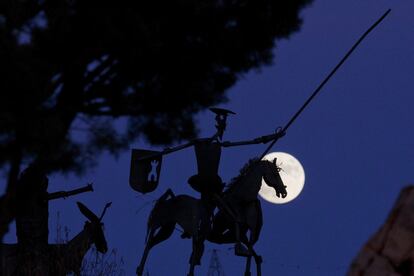 Escultura del Quixot de la Manxa amb la lluna al fons, a Munera (Albacete).