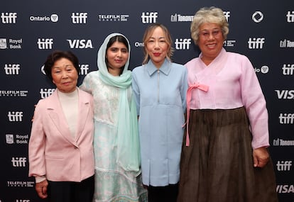 De izquierda a derecha la 'haenyeo' Lee Hee Soon, la productora Malala Yousafzai, la directora Sue Kim y la 'haenyeo' Jang Soon Duk en la presentación de 'Las últimas mujeres del mar' en el Festival de Toronto.