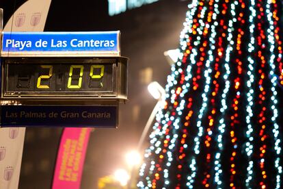 El Reloj-termómetro en la playa de Las Canteras marca los 20 grados en plena temporada navideña.