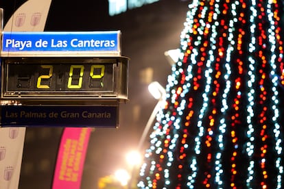 El Reloj-termómetro en la playa de Las Canteras marca los 20 grados en plena temporada navideña.