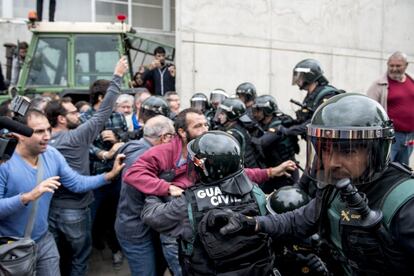 La Guardia Civil irrumpe en el pabellón polideportivo municipal de Sant Julià de Ramis (Girona) para evitar la votación.  Incidentes entre votantes y Guardia Civil y Policía Nacional en el día del referéndum ilegal independentista catalán del 1-O. Desafío independentista en Cataluña. 