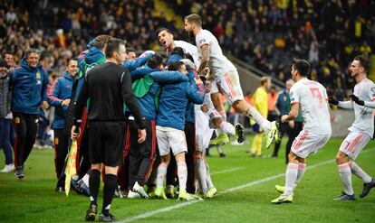 Los jugadores españoles celebran el gol a Suecia.