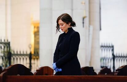La presidenta de la Comunidad de Madrid, Isabel Díaz Ayuso, durante la misa por los enfermos y fallecidos en la pandemia de la covid-19.