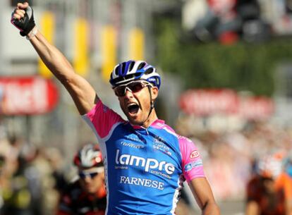 El italiano Petacchi, en el momento de atravesar la meta como ganador de la primera etapa del Tour, con final en Bruselas.