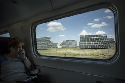 18-02-2017: Al paso por la localidad toledana de Mascaraque se puede ver una instalaci—n de paneles solares. 
FOTO: PACO PUENTES/EL PAIS