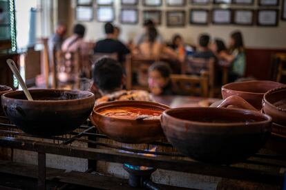 Guisos en ollas de barro en La casa de Blanca, en Tzintzuntzan (Michoacán).