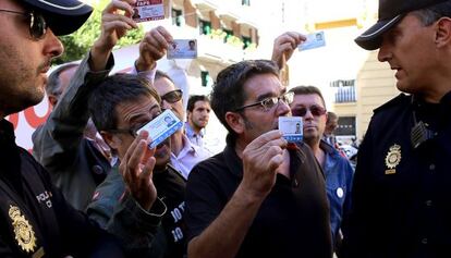 Los trabajadores de RTVV, concentrados fuera del Palau de la Generalitat, exigían su derecho a acceder como miembros de la prensa.