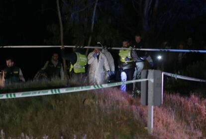 Los agentes finalizan las labores del levantamiento del cadaver en la zona de El Campillo (Huelva), donde ha sido encontrada la joven Laura Luelmo. 