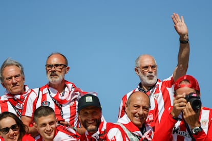 Los campeones de la Copa del Rey del 84 Andoni Zubizarreta (a la derecha) y Andoni Goikoetxea (a la izquierda) esperan el paso de la mítica gabarra.