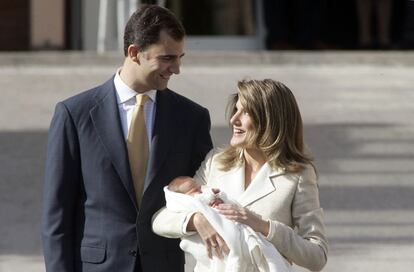 Los príncipes de Asturias presentan públicamente a su primera hija, la infanta Leonor —hoy princesa de Asturias—, a la salida de la clínica Ruber Internacional de Madrid, el 7 de noviembre de 2005.