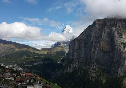 Sobrevolando Mürren, el pico Gspaltenhorn al fondo