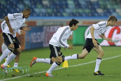 Özil y Müller corren juntos en el entrenamiento de ayer.