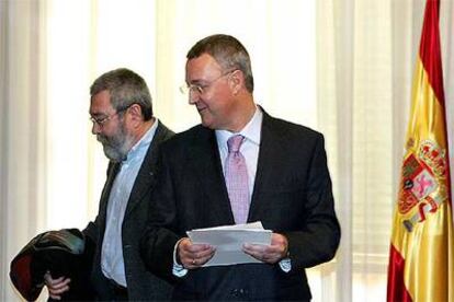 El ministro de Trabajo y Asuntos Sociales, Jesús Caldera, junto al secretario general de UGT, Cándido Méndez.