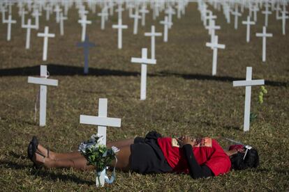Centenares de cruces fueron instaladas como homenaje a las víctimas de covid-19 en la explanada de los ministerios de Brasil, en junio de 2020, cuando el país acumulaba 57.070 muertes.