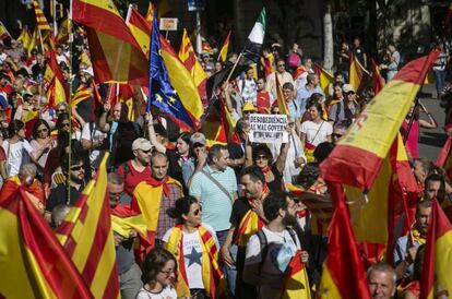 Un mujer sujeta un cartel "Desobediencia al mal Govern".