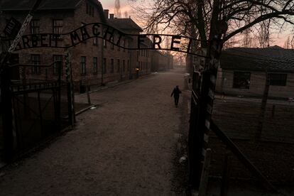 Una persona camina en el antiguo campo de concentración y exterminio nazi de Auschwitz-Birkenau, en Oswiecim (Polonia), este lunes.