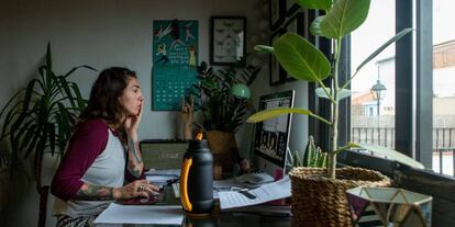 Una mujer teletrabajando desde su domicilio.