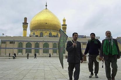 Foto de archivo de un grupo de peregrinos en el santuario de Samarra.