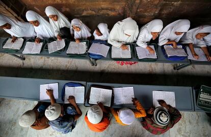 Niños musulmanes leen el Corán en una mezquita en Ahmedabad (India).