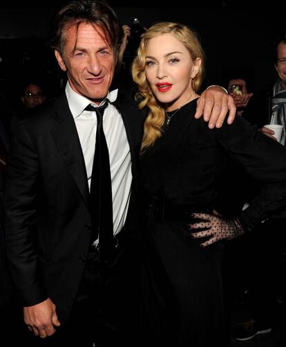 <strong>Quiénes.</strong> Hoy Sean Penn es un consagrado actor, pero en 1985, cuando se casó con Madonna, solo había hecho un puñado de películas intrascendentes. Madonna era ya una estrella del pop, y su disco 'Like a virgin' se vendía en todo el mundo. Sin duda, Penn se benefició de su fama tras casarse con ella y trabajar en su película 'Shanghai surprise'. </p> <strong>Los hechos.</strong> Desde el mismo día de su boda, ser rumoreó que Penn maltrataba a Madonna: se llegó a decir que la ataba a sillas y le pegaba. Pero lo único que se ha confirmado es que el actor bebía mucho, tenía un carácter perruno y sufría continuos ataques de celos. Esto reveló la cantante no hace mucho: “Sean y yo tuvimos más de una discusión acalorada, pero jamás me ha pegado o abusado físicamente de mí”. En cualquier caso, ambos solicitaron el divorcio en 1989 por diferencias irreconciliables. </p> En la imagen, Madonna y Sean Penn en Nueva York en 2013. Ya llevaban varios años sin ser pareja.