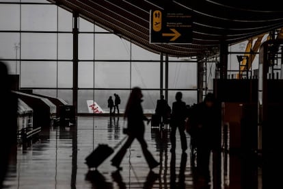 Vista del transito de viajeros por la T4 del Aeropuerto Adolfo Suarez Barajas en Madrid.