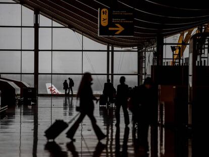 Vista del transito de viajeros por la T4 del Aeropuerto Adolfo Suarez Barajas en Madrid. 