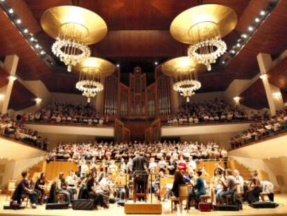 Un momento de los ensayos del coro de 500 personas en el Auditorio.