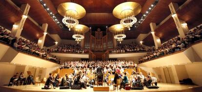 Un momento de los ensayos del coro de 500 personas en el Auditorio.