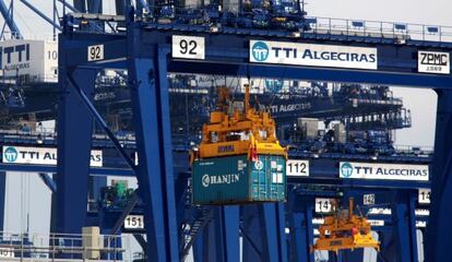 Una grúa de Hanjin manipula un contenedor.