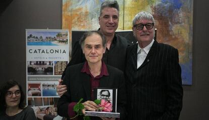 L'escriptor Javier Pérez Andújar rep el premi Christa Leem 2016 de la mà del cantant Loquillo i Joan Estrada.