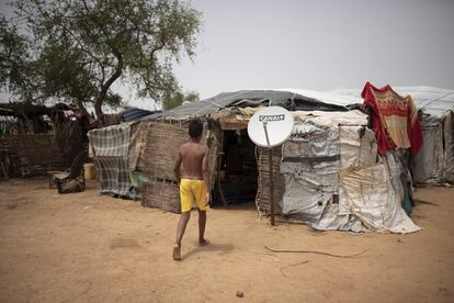 Jammal, de 12 años, entra en su tienda en el campo de refugiados de Goudébou, en la que convive junto a su abuela Fatimata Wallet Aibalá y sus hermanos y primos. Toda la familia huyó de Gao, en el norte de Malí, en 2012 y no tiene expectativas por ahora de regresar a su país.