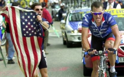 Armstrong asciende Alpe d' Huez en la edición de 2001.