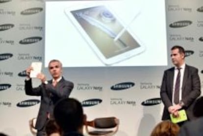 Celestino Garc&iacute;a, vicepresidente de Samsung Espa&ntilde;a, y Antonio &Aacute;lvarez, jefe de producto, ayer durante el lanzamiento comercial del Samsung Galaxy Note 8, en Madrid.