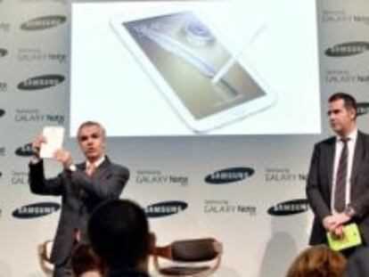 Celestino Garc&iacute;a, vicepresidente de Samsung Espa&ntilde;a, y Antonio &Aacute;lvarez, jefe de producto, ayer durante el lanzamiento comercial del Samsung Galaxy Note 8, en Madrid.