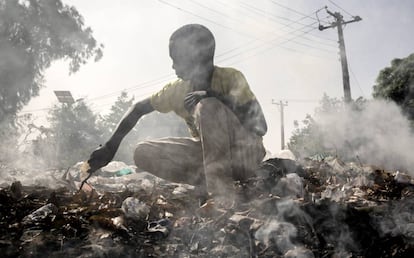 Muhammad Modu, nigeriano de 15 años, se gana la vida revendiendo objetos que encuentra entre la basura.