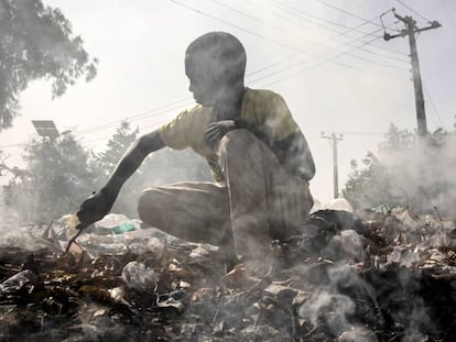 Muhammad Modu, nigeriano de 15 años, se gana la vida revendiendo objetos que encuentra entre la basura.