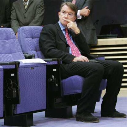 Peter Mandelson, ayer, momentos antes de su reunión con la prensa en la sede de la Comisión Europea.