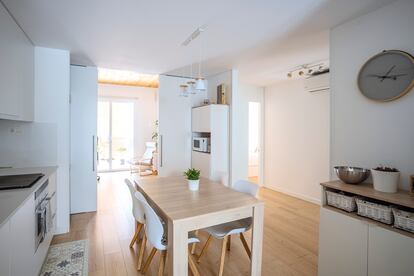 Interior de una de las 85 Viviendas levantadas en Cornellà de Llobregat por Peris + Toral.