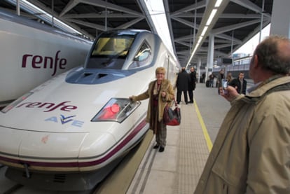 An AVE passenger stops for a photograph in Valencia's Joaquín Sorolla station.