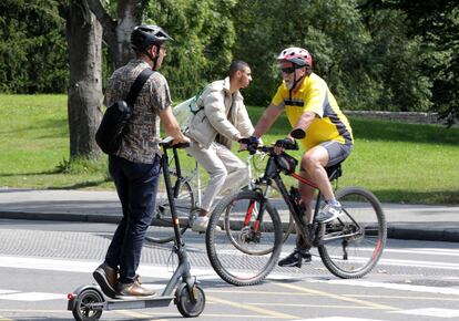 Patinetes y bicicletas circulan este miércoles por la calle Agirrelanda de Vitoria. 