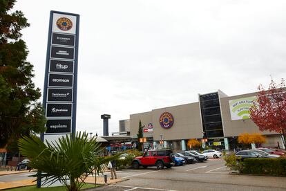 El centro comercial Equinoccio, en la zona básica de salud de Valle de la Oliva, en Majadahonda, el pasado 3 de noviembre.