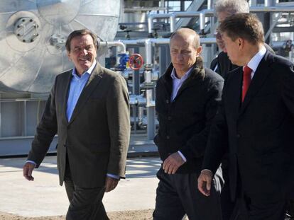 El primer ministro ruso Vladimir Putin (centro), y el Director ejecutivo de Gazprom, Alexei Miller (derecha) en septiembre de 2011 acompañan al entonces canciller alemán Gerhard Schroeder (izquierda) durante la inauguración del oleoducto Nord Stream.