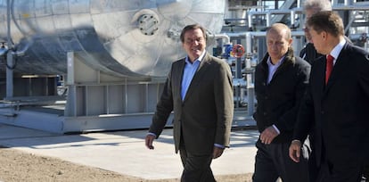 El primer ministro ruso Vladimir Putin (centro), y el Director ejecutivo de Gazprom, Alexei Miller (derecha) en septiembre de 2011 acompañan al entonces canciller alemán Gerhard Schroeder (izquierda) durante la inauguración del oleoducto Nord Stream.